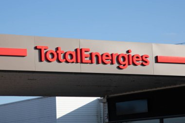 Bordeaux, Fransa - 03 10 2025: toplam enerji markası metin logosu fiyat paneli toplam enerji benzin istasyonu petrol istasyonu şirketi