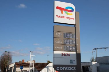 Bordeaux, Fransa - 03 10 2025: toplam enerji markası metin ve fiyat şirketi logosu yeni totalenerjiler imzaladı Fransız petrol hizmet benzin istasyonu internation