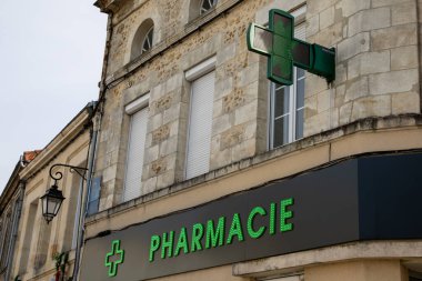 Bordeaux, Fransa - 03 11 2025: Pharmacie etiket logosu ve Fransız eczane cephesindeki Fransızca metin imzası
