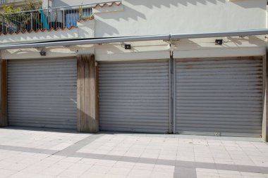 Üç endüstriyel bina ön cephesi kapandı. Eski dükkanların 3 gri paten kapağı kapandı.