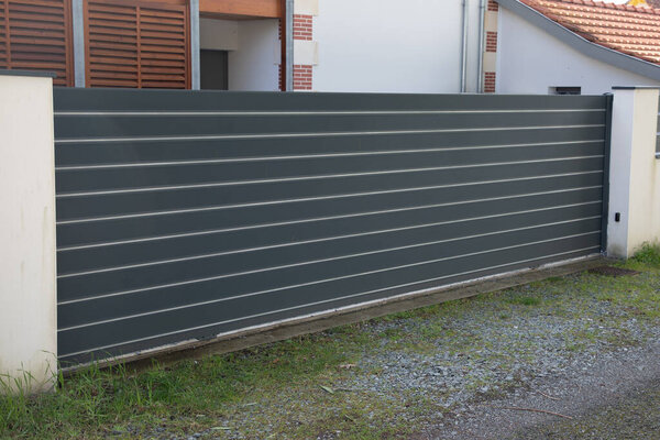 современные двери длинные серые раздвижные металлические ворота алюминиевые порталы входная дверь дизайн нового пригородного дома