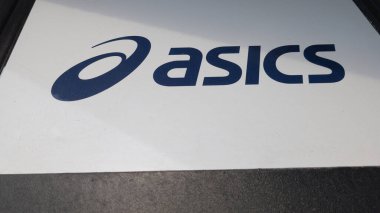 Bordeaux, Fransa - 03 18 2025: asics logo markası ve metin imzası cephe mağazası japan moda çok uluslu şirket ayakkabıları atletizm ekipman zinciri