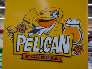 Bordeaux, Fransa - 03 26 2025: Pelikan işareti logosu Kuzey Fransız bira fabrikası uçuş pilsner bira markalı metin paneldeki restoran pub