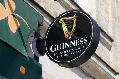Bordeaux, Fransa - 03 26 2025: Guinness Bira Tabelası Metin ve Logo damgası