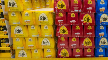 Bordeaux, Fransa - 03 26 2025: leffe rituel ritüel sarışın Belçika bira işaret logosu ve metin markası markette satılmak üzere bira şişesi kutusu sergileniyor