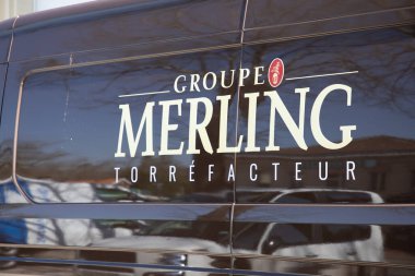 Bordeaux, Fransa - 03 26 2025: Maison Merling kafe grubu logosu ve panel van-fransız geleneksel kahve kızartma makinası mağazasında metin imzası