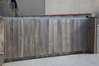 Portalın ahşap kabuğu ve çiğ kapı metali özel banliyö ahşap kapı ev yapımı.