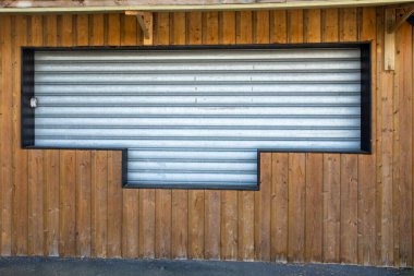 Kapalı gişe restoran metal kepenk ahşap ticari gri pencere önü kapalı