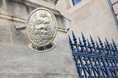 Bordeaux, Fransa - 03 28 2025: noter Fransa altın sembol etiketi giriş noterlik bürosunun ön cephesinde Fransızca logo işareti metni