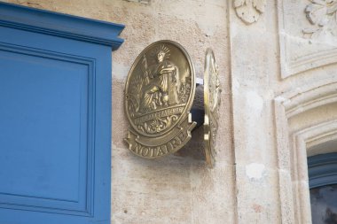 Bordeaux, Fransa - 03 28 2025: noter fransız markası logosu ve altın fıçı plaka duvarını noter ofisine girişi bir yana yaz