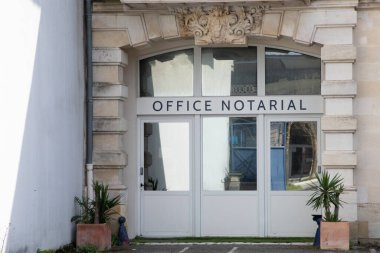Bordeaux, Fransa - 03 28 2025: ofis noter ofisi noter girişi pencereleri ön cephe binasında metin ve logo noter acentesi imzalayın