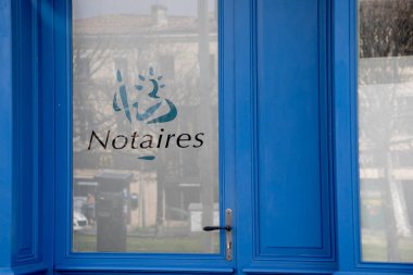 Bordeaux, Fransa - 03 28 2025: Noterler Fransızca metin imzası ve duvar binası ofis logosu ön cephe logosu