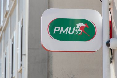 Bordeaux, Fransa - 03 28 2025: PMU marka logo zinciri ve Fransız bahis organizasyonunun önündeki cephe mağazasında yeşil at işareti metni