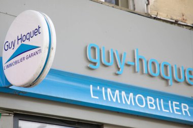 Bordeaux, Fransa - 03 28 2025: Guy Hoquet logosu ve Fransa Emlak Markası Fransız Giriş Ajansı 'nın ön duvar ön cephe ofisi