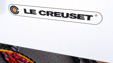 Bordeaux, Fransa - 03 29 29 2025: le creuset logo işareti ve tezgah zinciri üreticisi demir tencere ve tavalar döküm