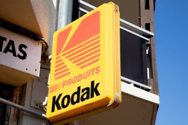 Bordeaux, Fransa - 03 29 29 2025: Kodak Produits logo markası ve ABD 'den metin imzalı fotoğrafçı ürünü