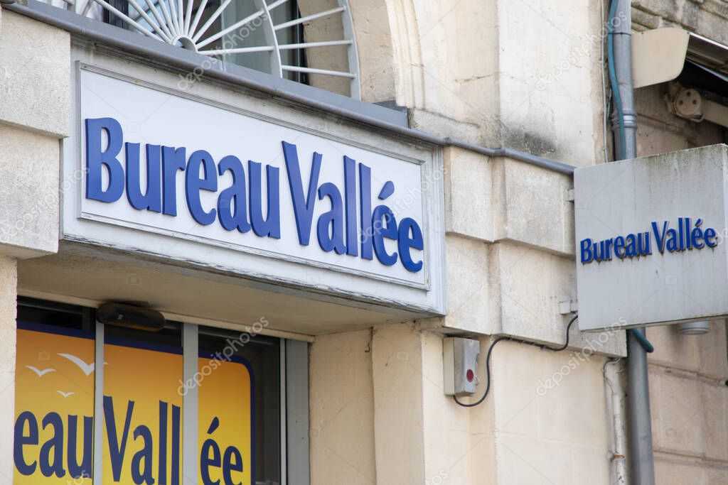 Bordeaux , France - 03 29 2025 : bureau vallee logo brand and text sign on chain wall entrance facade valley office