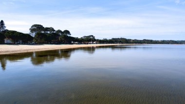 Fransız Lacanau Gölü 'nde göl suyu doğal plajı güneybatı Gironde Aquitaine' de medoc.