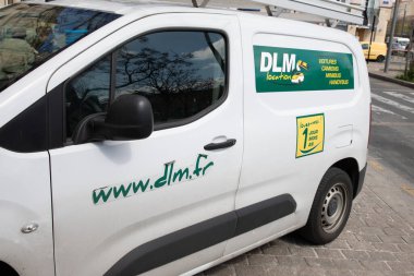 Bordeaux, Fransa - 303 03 2025: Dlm logo logosu ve beyaz paneldeki kamyonet kiralık kamyon acentesi
