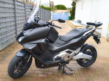 Bordeaux, Fransa - 303 03 2025: Honda for za 750 motosiklet logosu ve açık havada park etmiş japan gt scooter motor tasarımı