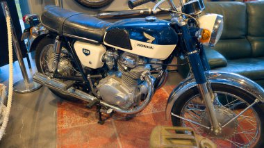 Bordeaux, Fransa - 303 03 2025: Honda cb250 logo markası ve metin imzası 250 cb motorsiklet klasik beyaz petrol retro tankı
