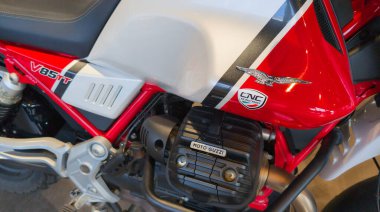 Bordeaux, Fransa - 31 03 2025: Moto Guzzi v85 tt logo markası ve metin işareti cnc yarış motosikleti İtalyan üreticisinin motosiklet satıcısı dükkanının önünde