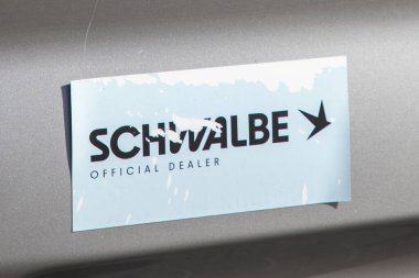 Bordeaux, Fransa - 303 03 2025: Schwalbe resmi dağıtıcı logo markası ve bisiklet bisiklet lastiği için işaret levhası vitrinin ön kapısındaki dükkan girişinde.