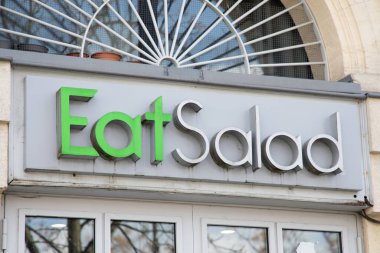 Bordeaux, Fransa - 04 01 2025: Salata logosu markasını yiyin ve fast food restoranının ön cephesinde metin giriş zincirini imzalayın