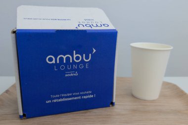 Bordeaux, Fransa - 04 01 2025: ambu lounge sodexo marka logo ve hastalara hastane veya c 'deki bir ayakta tedavi bölümünü ziyaret ettiklerinde dağıtılan mavi etiket kutusu