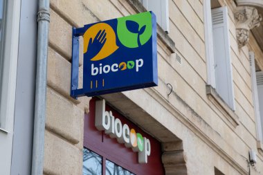 Bordeaux, Fransa - 04 01 2025: Biocoop logo markası ve metin tabelası duvar önü dükkanının biyolojik dükkan dağıtımı Bio adil ticaret ürünleri