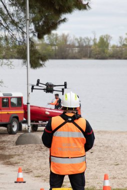 Bordeaux, Fransa - 04 01 2025: İtfaiyeci, Lake Beach 'teki acil durum arabası kurtarma kurbanını filme almak için hava aracı kullanıyor.