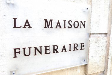 La Maison cenaze levazımatçısı Fransızca metin cenaze evi cephesi cenaze levazımatçısı demek.