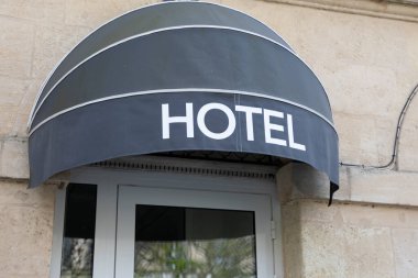 Otel cephesi, turizm şehrinin duvar paneli girişinde duvar inşa eden turizm tabelasına yazılmış eski bir yazı.