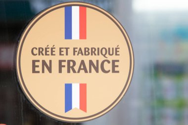 Fransa 'da yaratıldı ve üretildi. Fransızca yazılar, Fransa' da sadece Fransız yapımı ön cephe ürünlerinde cree et fabrique in France anlamına geliyor.
