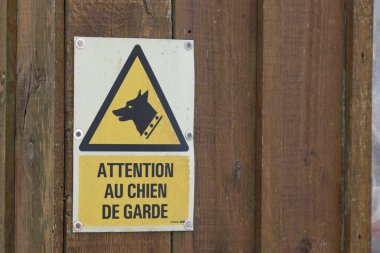 Dikkat dikkat dikkat ahşap cephede Fransızca yazı demek bekçi köpeğine dikkat et demek.