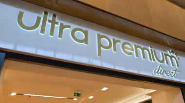 Bordeaux, Aquitaine France - 04 03 2025: Ultra premium doğrudan yazı dükkanı ve markalı logo mağazası prim primli tahılsız mama.