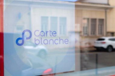 Bordeaux, Aquitaine France - 04 03 2025: karşılıklı sigorta ve işitme yardım merkezleri ile ilişkili sınırsız beyaz sağlık hizmetleri ağı logo markası ve beyaz kart imzası