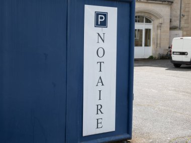 Bordeaux, Aquitaine France - 04 03 2025: noter yazısı ve noter logosu Fransız noterler için ahşap kapı binası ofisi