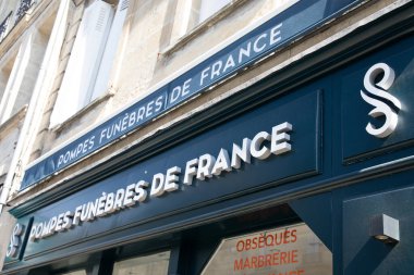 Bordeaux, Aquitaine France - 04 03 2025: funebres de France imza markası ve logo metni ön cephe girişi Fransız mağaza zinciri cenaze levazımatçısı