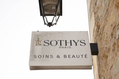Bordeaux, Aquitaine France - 04 03 2025: So thys Paris Soins beaute logo ve metin imzalı güzellik enstitüsü ve spa