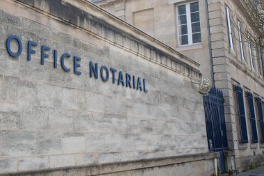 Ofis noter fransız bürosu noter girişi metin ve işaret Fransa noter acentesi ön cephede