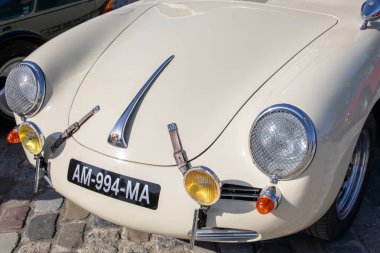 Bordeaux, Fransa - 04 07 2025: Porsche 356 ön amblem logosu ve 50 'li yılların klasik Alman spor araba yarışı damgası