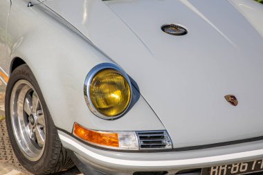 Bordeaux, Fransa - 04 07 2025: Porsche 911 gri gri spor eski model klasik klasik araba ön logosu ve Almanya 'dan metin işareti