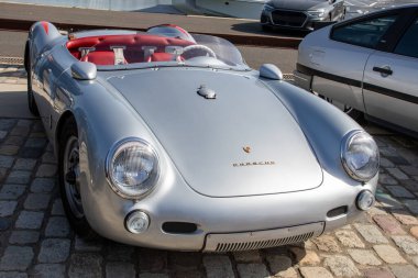 Bordeaux, Fransa - 04 07 2025: 1955 Porsche 550 Spyder replica 356 super 90 amblem marka logo ve klasik Alman spor arabasının metin işareti