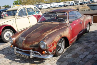 Bordeaux, Fransa - 04 07 2025: vw Tip 14 Karmann ghia Volkswagen eski zamanlayıcı araba kg antik spor paslı vintage araç