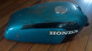 Bordeaux, Fransa - 04 08 2025: Honda Cb125k cb 125 antik koleksiyoncu logosu ve benzin yakıtlı eski model motorsiklet antika tankı üzerindeki yazı