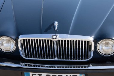 Bordeaux, Fransa - 04 08 2025: Jaguar xj6 araba logosu ve klasik antika arabanın ön yeşil kaputu.