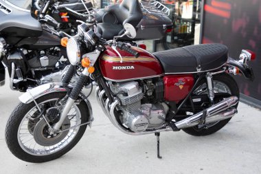 Bordeaux, Fransa - 04 08 2025: honda CB 750 4 eski model logo ve eski model motosiklet tabelası