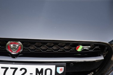 Bordeaux, Fransa - 04 08 2025: Jaguar F-Type cabriolet 3.0 V6 S 380 otomobil logosu ve İngiliz araç lüksünün ön kaput işareti