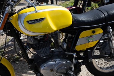Bordeaux, Fransa - 04 08 2025: ducati 250 karıştırıcı 1972 süper spor motosiklet yarış klasik cafe yarışçısı tarzı İtalyan logosu ve metin işareti